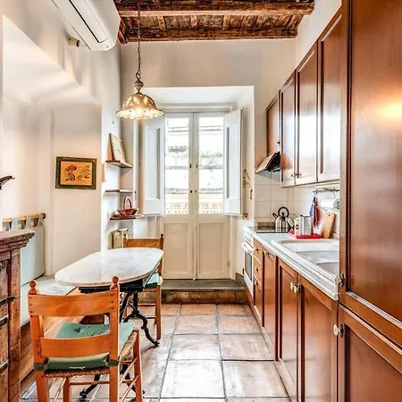 Flat With Lovely Views Near Piazza Navona Apartment *
