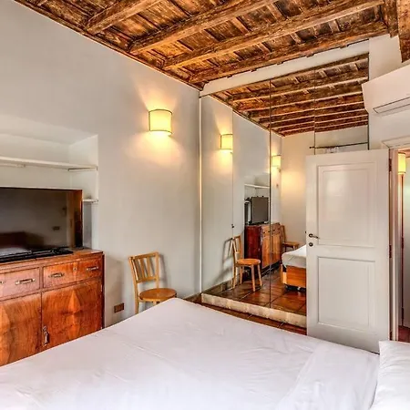 Flat With Lovely Views Near Piazza Navona Apartment