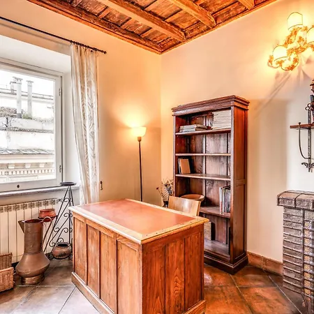 Flat With Lovely Views Near Piazza Navona *