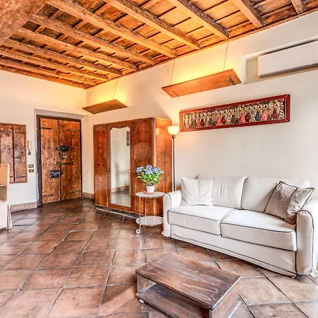 Flat With Lovely Views Near Piazza Navona *