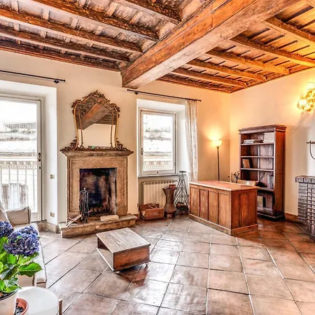 Flat With Lovely Views Near Piazza Navona