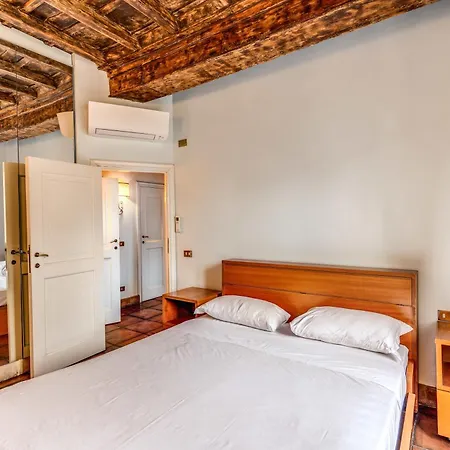Flat With Lovely Views Near Piazza Navona *