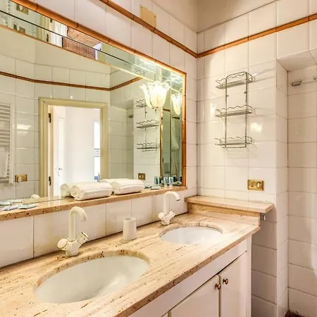 Daire Flat With Lovely Views Near Piazza Navona